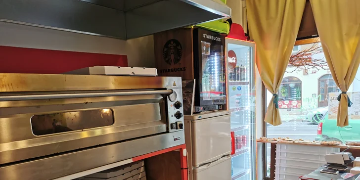 Standardní nebo velká pizza podle výběru k odnosu nebo rozvozu