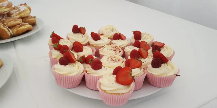 Elíziny dorty: cupcakes i dvoukilový dort s krabicí na odnos