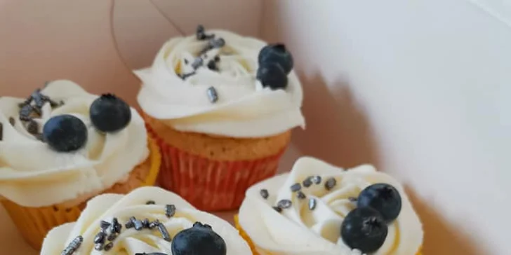 Elíziny dorty: cupcakes i dvoukilový dort s krabicí na odnos