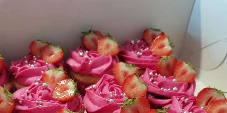 Elíziny dorty: cupcakes i dvoukilový dort s krabicí na odnos
