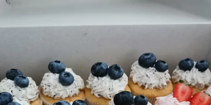 Elíziny dorty: cupcakes i dvoukilový dort s krabicí na odnos