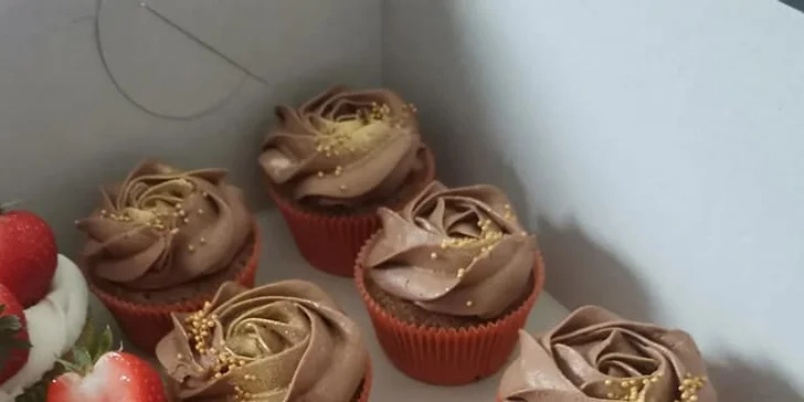 Elíziny dorty: cupcakes i dvoukilový dort s krabicí na odnos