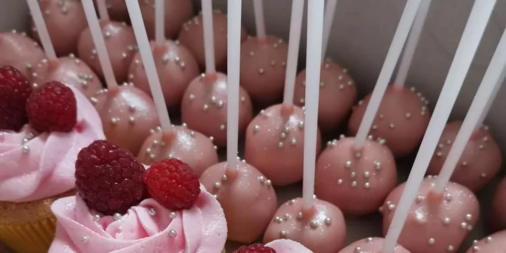 Elíziny dorty: cupcakes i dvoukilový dort s krabicí na odnos