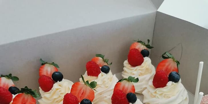Elíziny dorty: cupcakes, Pavlova i dvoukilový dort s krabicí na odnos