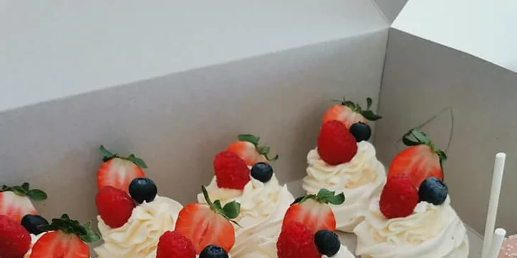 Elíziny dorty: cupcakes i dvoukilový dort s krabicí na odnos