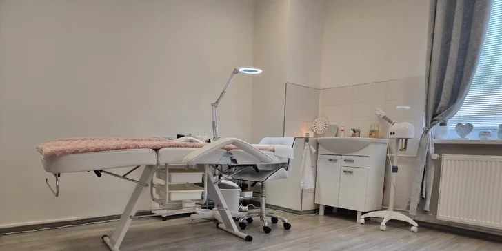 Kašmírové řasy ze salonu v Táboře: prodloužení a zhuštění řas i jejich doplnění