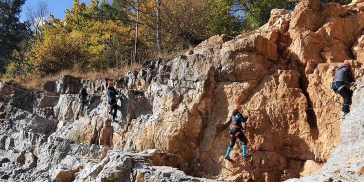 Zážitkový kurz bezpečného via ferrata lezení Moravský kras