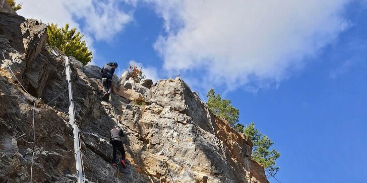Zážitkový kurz bezpečného via ferrata lezení Moravský kras