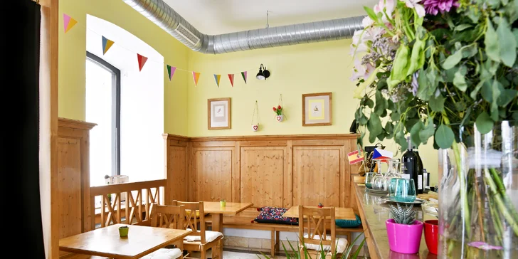 Španělské menu se sklenkou i lahví vína pro dva: tapas, masový koláč i španělská omeleta
