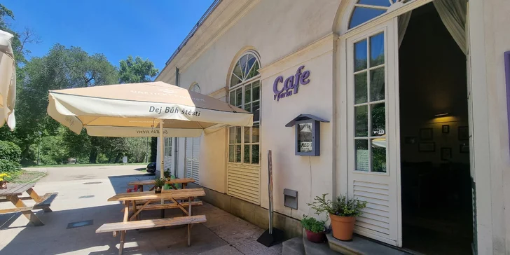 Posezení pod Petřínem o samotě či ve dvou: káva nebo čaj a dortík i gin s tonicem v letohrádku Kinských