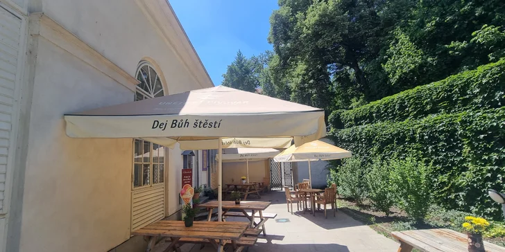 Posezení pod Petřínem o samotě či ve dvou: káva nebo čaj a dortík i gin s tonicem v letohrádku Kinských