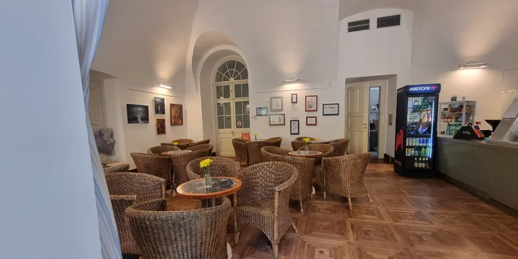 Posezení pod Petřínem o samotě či ve dvou: káva nebo čaj a dortík i gin s tonicem v letohrádku Kinských