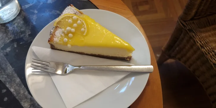 Posezení pod Petřínem o samotě či ve dvou: káva nebo čaj a dortík i gin s tonicem v letohrádku Kinských