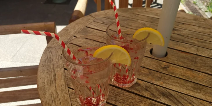 Posezení pod Petřínem o samotě či ve dvou: káva nebo čaj a dortík i gin s tonicem v letohrádku Kinských