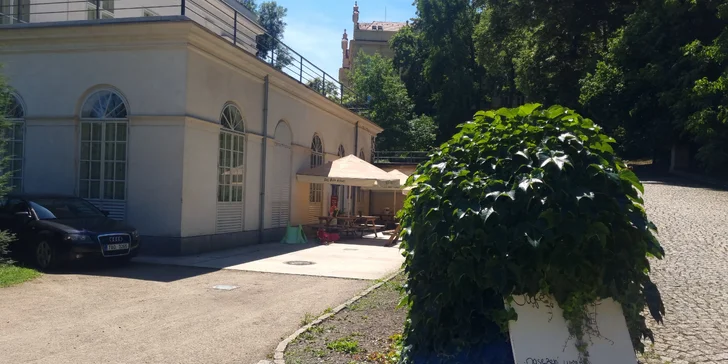 Posezení pod Petřínem o samotě či ve dvou: káva nebo čaj a dortík i gin s tonicem v letohrádku Kinských