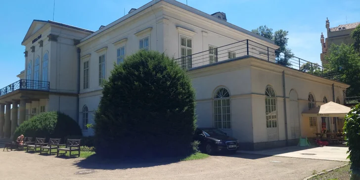 Posezení pod Petřínem o samotě či ve dvou: káva nebo čaj a dortík i gin s tonicem v letohrádku Kinských