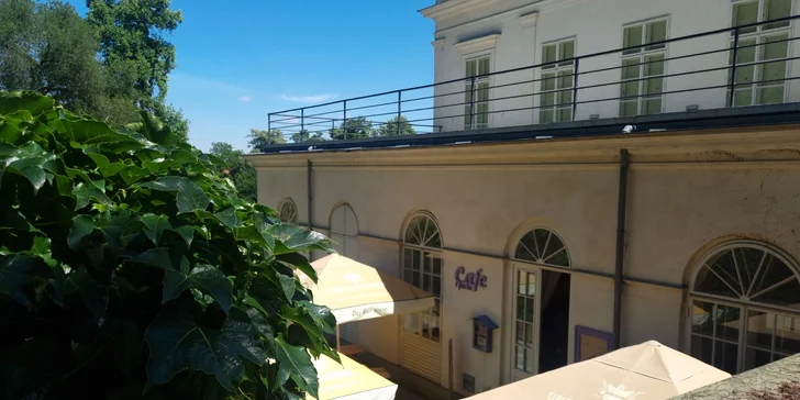 Posezení pod Petřínem o samotě či ve dvou: káva nebo čaj a dortík i gin s tonicem v letohrádku Kinských