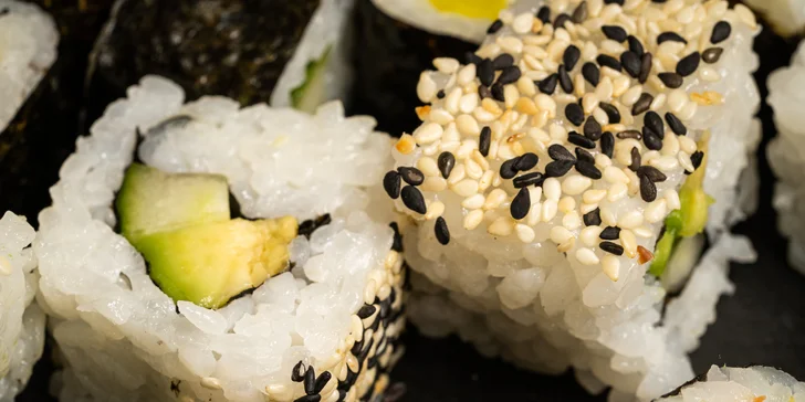 Pochutnejte si na sushi v srdci Brna: 30–38 ks v bistru s otevřenou kuchyní, i vegan set