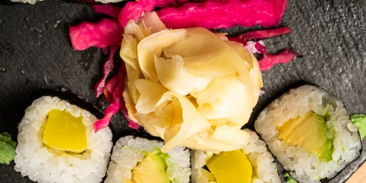 Pochutnejte si na sushi v srdci Brna: 30–38 ks v bistru s otevřenou kuchyní, i vegan set