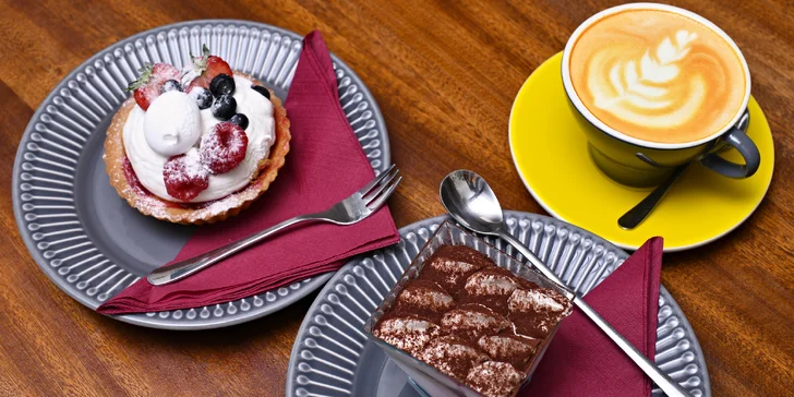 Kafe a zákusek dle výběru u Letenského náměstí: espresso, cappuccino, brownies, tiramisu i další možnosti