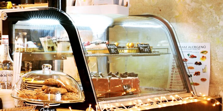 Kafe a zákusek dle výběru u Letenského náměstí: espresso, cappuccino, brownies, tiramisu i další možnosti