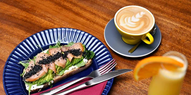 Brunch kombo v Bubenči: čerstvě opečený chléb s lososem i avokádem, káva dle výběru, Mimosa či nealko