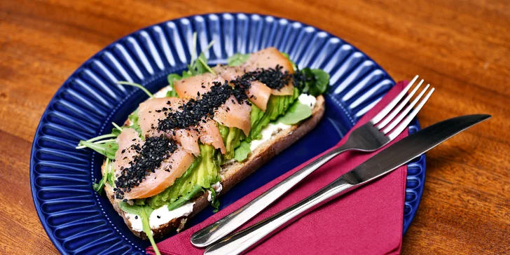 Brunch kombo v Bubenči: čerstvě opečený chléb s lososem i avokádem, káva dle výběru, Mimosa či nealko