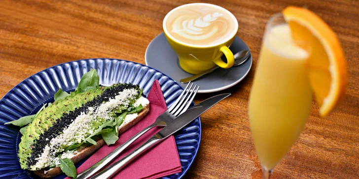 Brunch kombo v Bubenči: čerstvě opečený chléb s lososem i avokádem, káva dle výběru, Mimosa či nealko