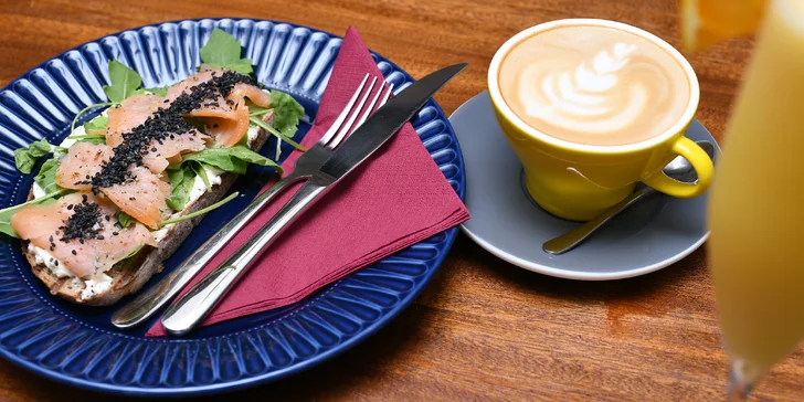 Brunch kombo v Bubenči: čerstvě opečený chléb s lososem i avokádem, káva dle výběru, Mimosa či nealko