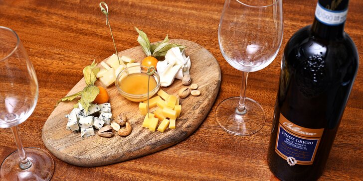 Příjemné posezení v Holešovicích: sýrové prkno a italské víno dle výběrů pro dva