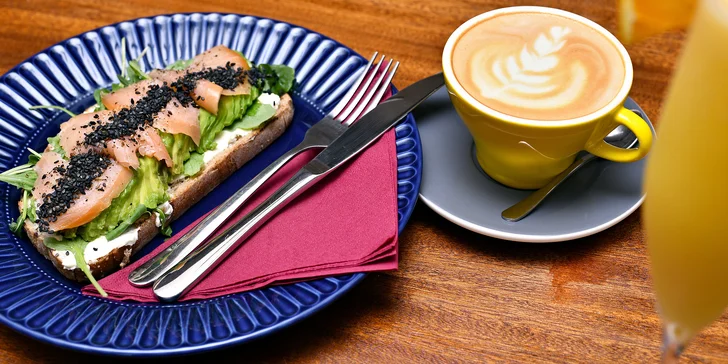 Brunch kombo v Bubenči: čerstvě opečený chléb s lososem i avokádem, káva dle výběru, Mimosa či nealko