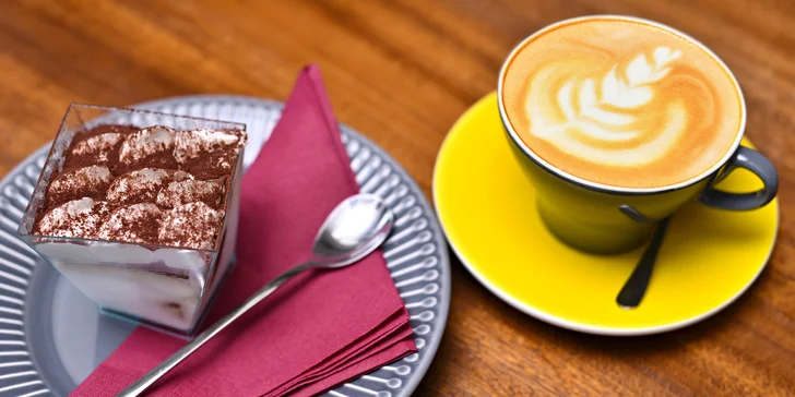 Kafe a zákusek dle výběru u Letenského náměstí: espresso, cappuccino, brownies, tiramisu i další možnosti