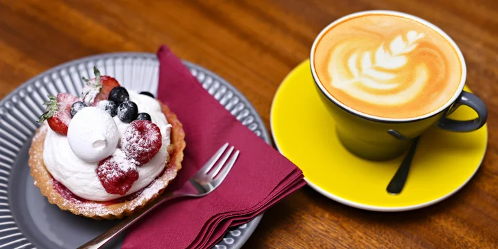 Kafe a zákusek dle výběru u Letenského náměstí: espresso, cappuccino, brownies, tiramisu i další možnosti