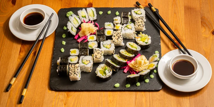 Pochutnejte si na sushi v srdci Brna: 30–38 ks v bistru s otevřenou kuchyní, i vegan set