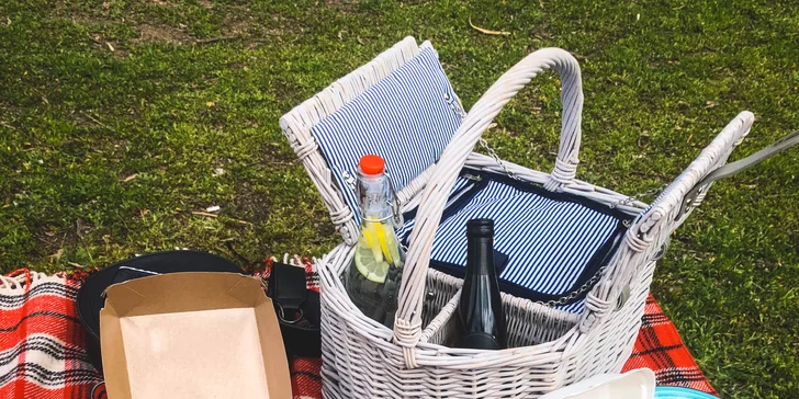 Piknikové koše pro dva: drinky, víno, miska ovoce, sendviče, špízy, pršuty a sýry