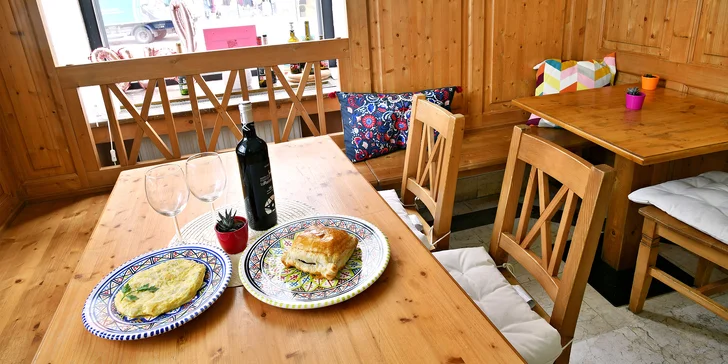 Španělské menu se sklenkou i lahví vína pro dva: tapas, masový koláč i španělská omeleta