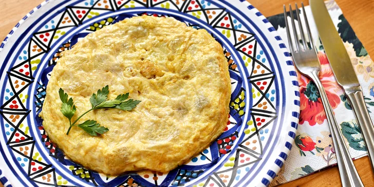 Španělské menu se sklenkou i lahví vína pro dva: tapas, masový koláč i španělská omeleta
