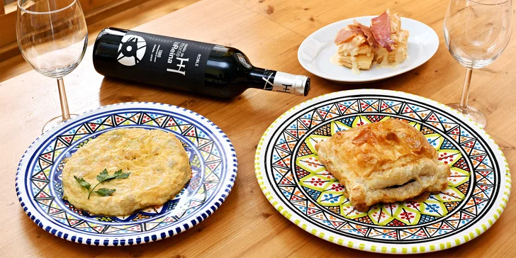 Španělské menu se sklenkou i lahví vína pro dva: tapas, masový koláč i španělská omeleta