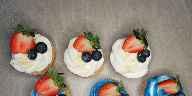 Elíziny dorty: cupcakes, Pavlova i dvoukilový dort s krabicí na odnos