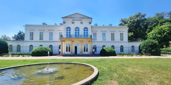 Posezení pod Petřínem o samotě či ve dvou: káva nebo čaj a dortík i gin s tonicem v letohrádku Kinských