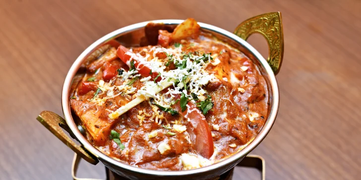Chicken nebo Paneer Tikka Masala s přílohami a nápojem pro 1 nebo 2 osoby