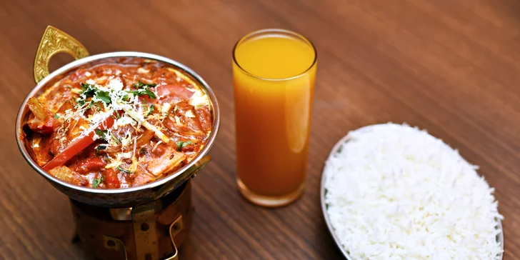 Chicken nebo Paneer Tikka Masala s přílohami a nápojem pro 1 nebo 2 osoby