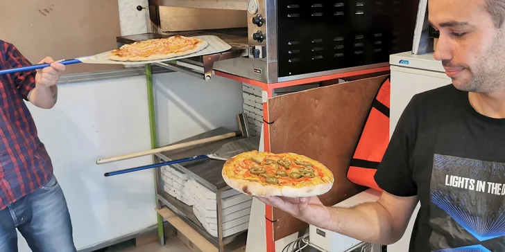 Standardní nebo velká pizza podle výběru k odnosu nebo rozvozu