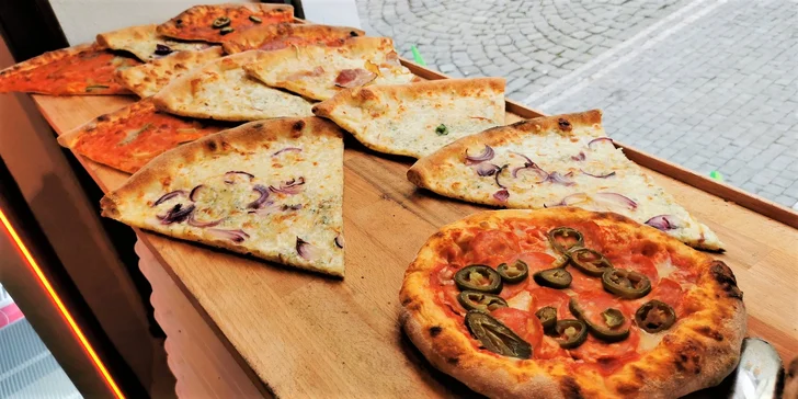 Standardní nebo velká pizza podle výběru k odnosu nebo rozvozu