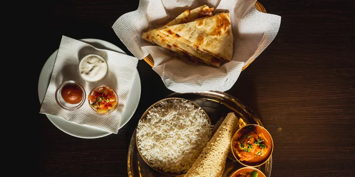 Nepálské menu pro 2 osoby: chicken nebo paneer pakora, polévka, thali set i dezert dle výběru