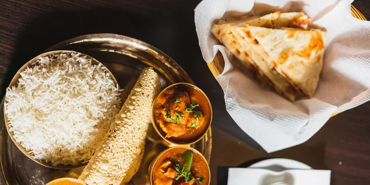 Nepálské menu pro 2 osoby: chicken nebo paneer pakora, polévka, thali set i dezert dle výběru
