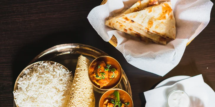 Nepálské menu pro 2 osoby: chicken nebo paneer pakora, polévka, thali set i dezert dle výběru