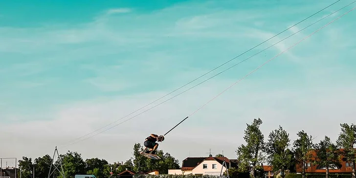 Vodní zábava ve všední dny: hodina wakeboardu včetně instruktáže