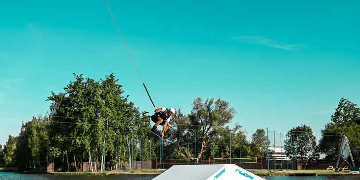 Vodní zábava ve všední dny: hodina wakeboardu včetně instruktáže