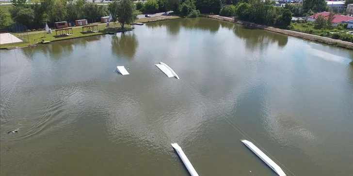 Vodní zábava ve všední dny: hodina wakeboardu včetně instruktáže